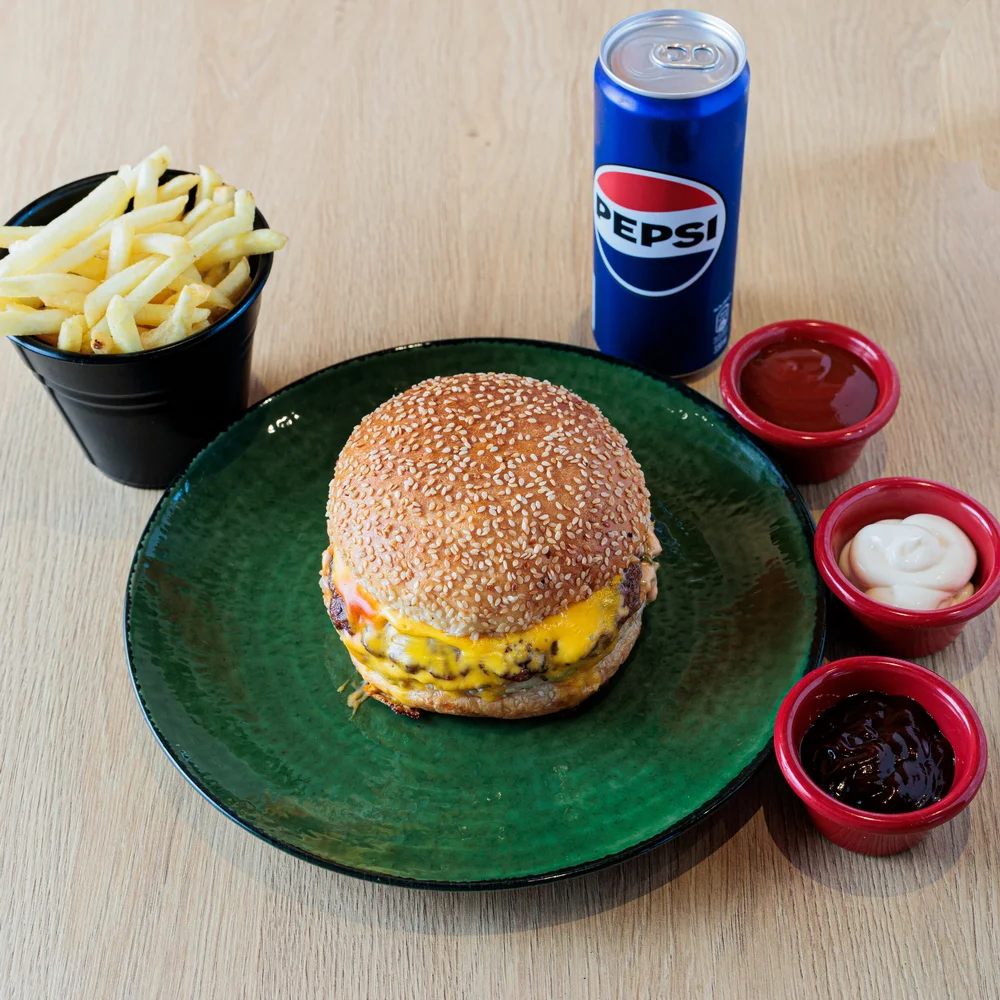 Cheeseburger, pomfrit i Pepsi limenka