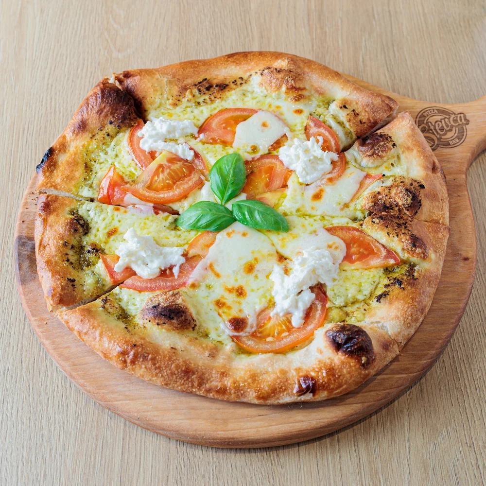 Pica sa pesto sosom i paradajzom
